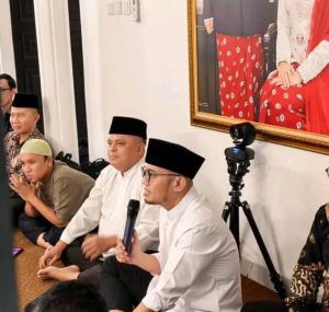 Wakil Menteri Haji (Wamenhaj), Dr. Dahnil Anzar didampingi Rektor Universitas Muhammadiyah Tangerang (UMT), Dr. Desri Arwen, M.Pd, menyampaikan program-program prioritas dan capaian Kementerian Haji RI di kediaman dinas Wamenhaj di bilangan Menteng, Jakarta Pusat, Jum'at (13/3/2026) sore. (Foto; Aznil Fajri/UMT).