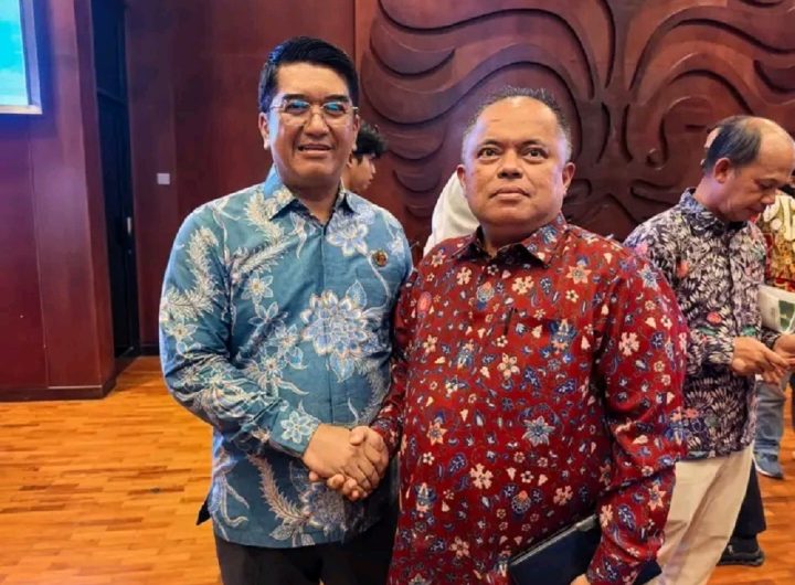 Rektor Universitas Indonesia (UI), Prof. Dr. Ir. Heri Hermansyah, M.Sc., IPU, dan Rekbtor Unbivbersitas Muhammadiyah Tangerang (UMT), Assoc. BBPBBBBrof.Dr. Desri Arwen, M.Pd.